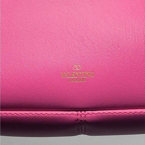 Valentino Garavani VLogo Leather Shoulder Bag - Picture 14 of 15